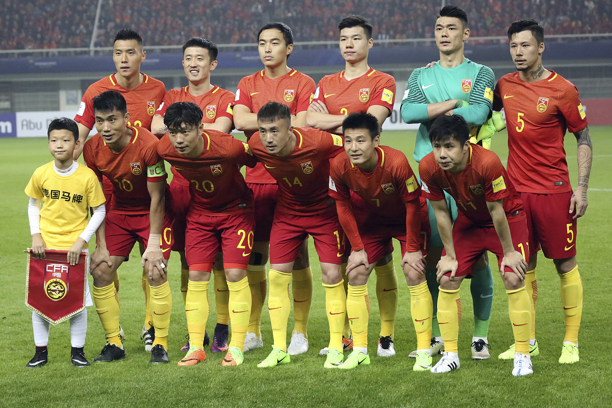 国内足球强队对阵，比赛场面火爆，球员斗志昂扬